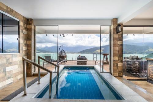 Casa com Piscina Aquecida, Churrasqueira e Vista