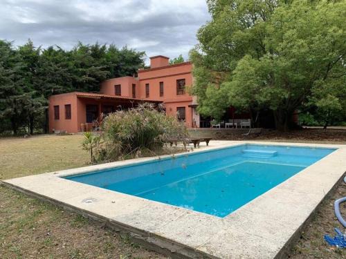 Casa con piscina y gran parque en Los Cardales