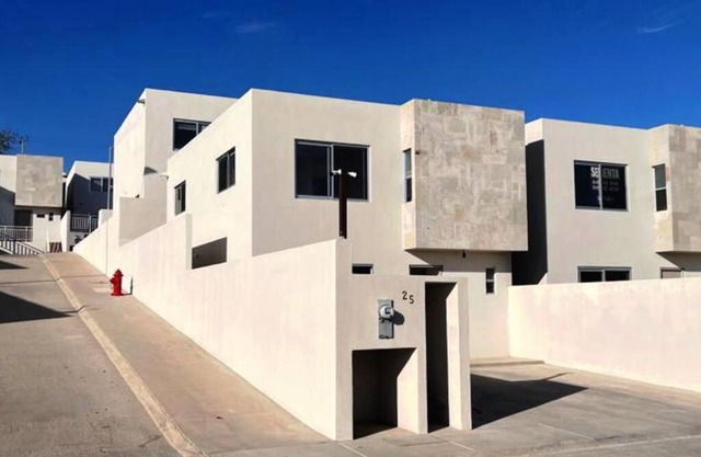 Casa Coral 25: closed gate community house at super location!