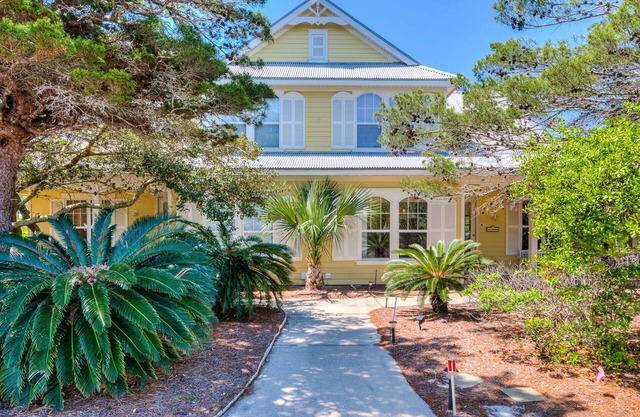 Casa d'Artiste~ Getaway to this 3BR/2 1/2BA home!