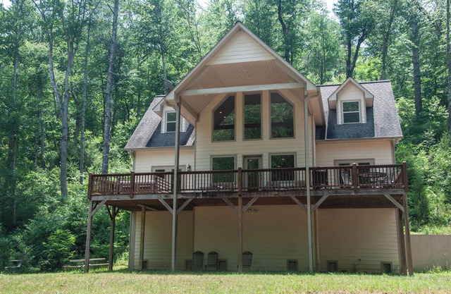 Casa del Rio 3/2 on Hiawassee River w/HOT TUB on a Secluded Private lot