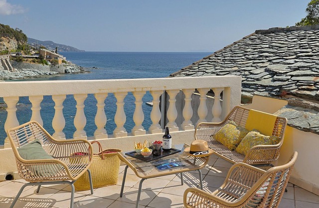 Casa Di U Mare, flat on the beach at Grisgione with rooftop sea view