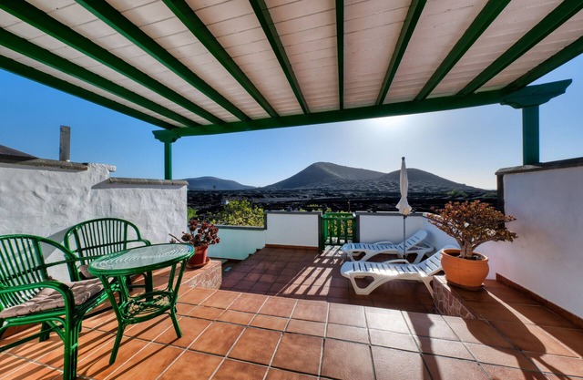 Casa Diama 2: view of La Geria and shared pool