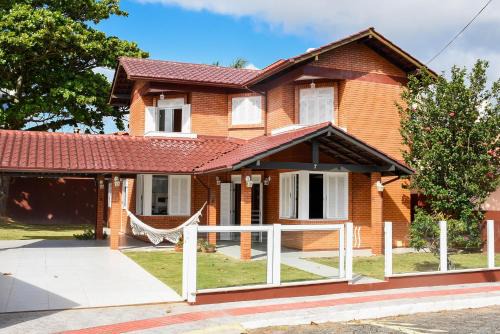 Casa em Cond. Fechado, poucos passos da Praia P539