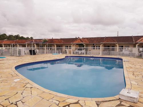 Casa em condomínio, com piscina, parquinho infantil, internet 500mb, ideal para família, garagem para 2 carros, com 2 quartos sendo 1 suíte, com Smart TV, 400m da PRAIA