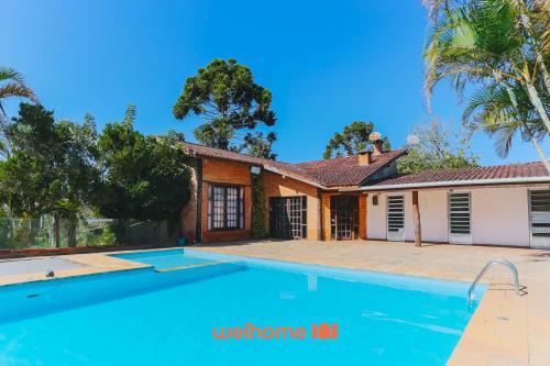 Casa em Cotia com piscina e área de lazer infantil