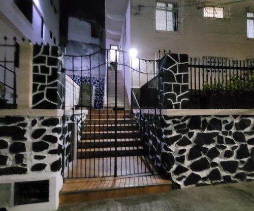 casa em rua tranquila a 200 metros do agito do Rio Vermelho e praia