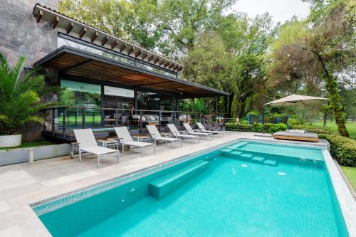 Casa Galo-Modern Retreat Overlooking Golf Course