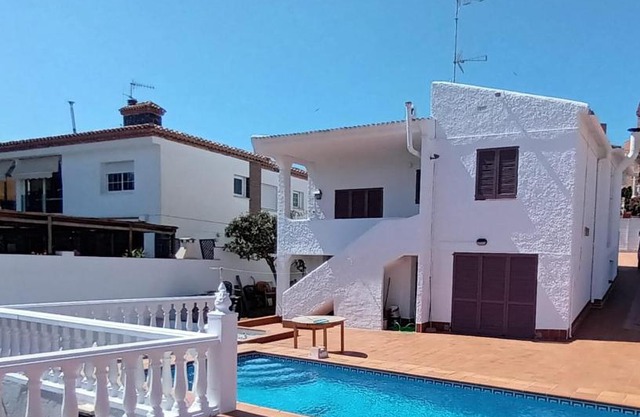 CASA INDEPENDIENTE CON PISCINA A 2 KM. DE LA PLAYA