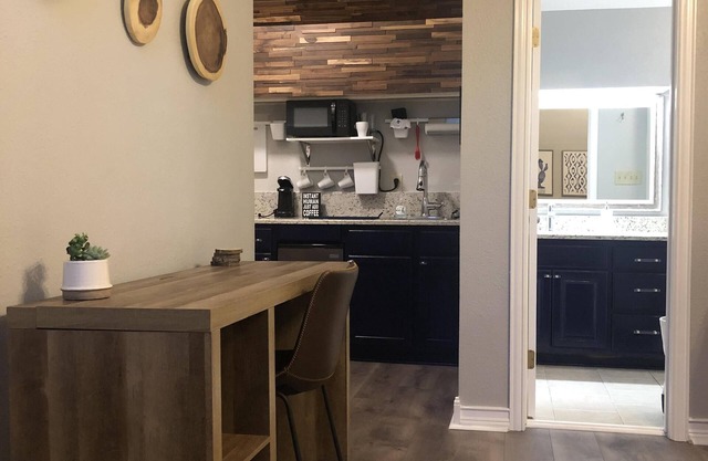 Casa Indigo - Cozy & Chic in GREAT LOCATION!