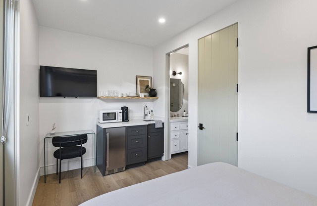 Casa Jardin Unit 6-Boutique Suite in Downtown Santa Barbara