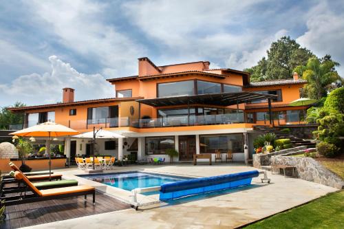 Casa Los Pinos, with a lake view in Avándaro