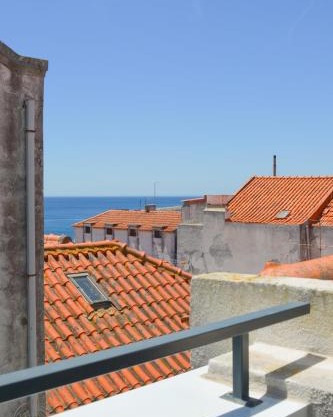 Casa Luminosa - 160m to the beach, located in the Historical Center of Sesimbra