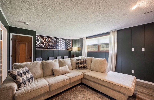 Casa Mackie - Sophisticated Split Level, 5 Bedroom, 3 Bathroom
