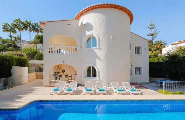 Casa Mariposa Blanca by Aldertons