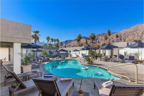 Casa Oliver Hotel & Resort - A Men's Clothing Optional Resort in Palm Springs