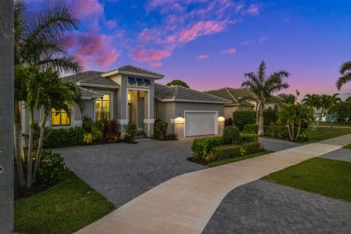 Casa Palma - 5 Min to Beach, Heated Pool, Hot Tub, New Build