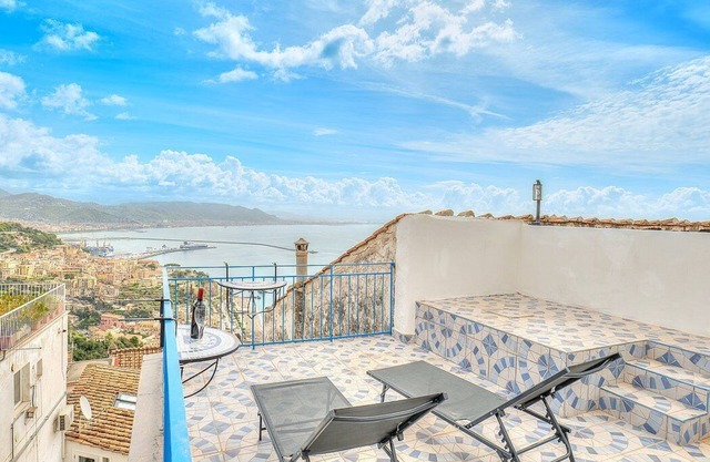 Casa Raia: A characteristic two-story independent house located in the heart of a little village facing the sea, with Free WI-FI.