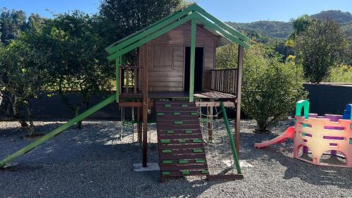 Casa recém reformada, 3 quartos e com playground