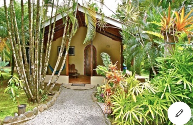 Casa Riviera- Walk to surf, tropical gardens, river access