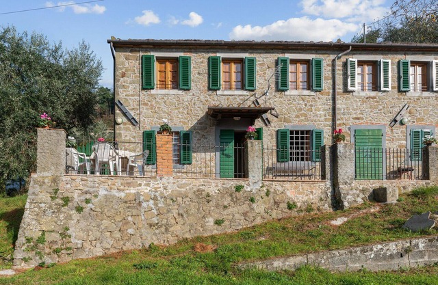 Casa Serena, dog-friendly Tuscan farmhouse with private garden andfurnished patio & enclosed yard.