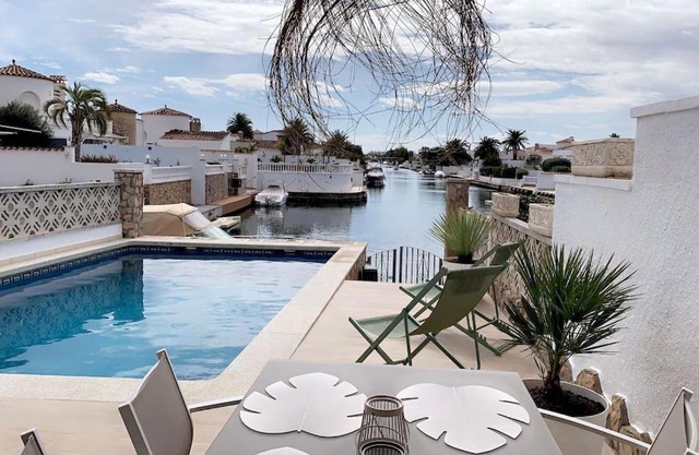 Casa Serenity au canal avec piscine et amarre