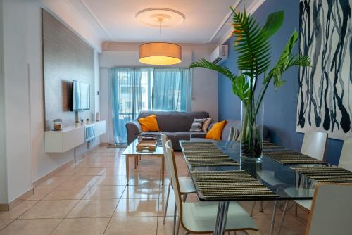Casa Sol 3BR Apartment, Balcony, 5Gbps WiFi, Walk to Beach & Shops
