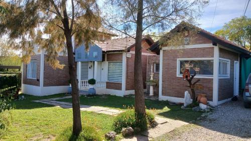 CASA TODA EN PLANTA BAJA CON PARQUE y PILETA INDIVIDUAL SOBRE ASFALTO A POCAS CUADRAS DEL CENTRO DE MERLO