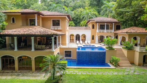 Casa Zafiro 7 bdrs private pool in Los Suenos