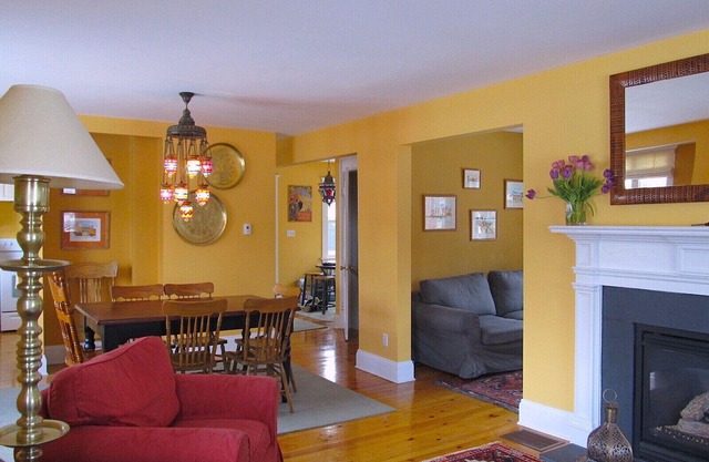 Casablanca Cottage - 1/2 block to Queen Street - Pet friendly, 3 bedroom 3 bath