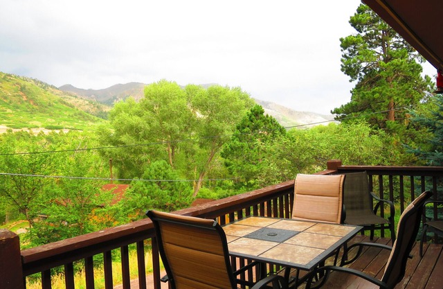 CASCADE RETREAT IN MOUNTAIN SETTING, NEAR PIKES PEAK, MINUTES TO MANITOU SPRINGS