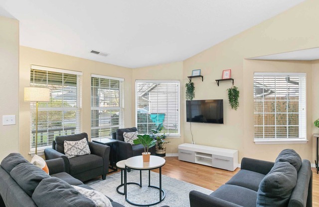 Cascadia Retreat: Cozy Home Perfect for Your Family Getaway on 166th St #42006