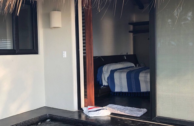 Casita Tabachines. Cozy studio with palapa, dipping pool, walk to the break
