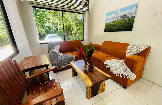 Casita Tulix: a cozy cabin with 1 bedroom and WiFi, AC in adorable Samara