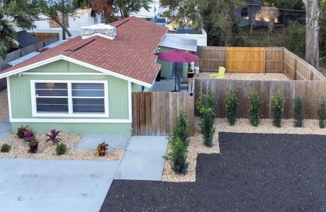Casita Verde, Secluded Cottage 2 houses from Pinellas Trail and 3 Blocks to Gulf