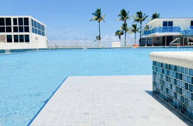 Castle 412 BayView Studio with Pool and Direct Beach Access, Tennis, Free Parking