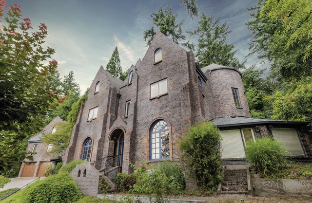 Castle Estate in SW Portland with hot tubs, minutes from downtown Portland.