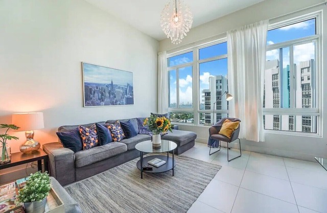 Castle PH11 Penthouse with bay views, Balcony, Pool, Gym & Free parking. Steps from the beach.