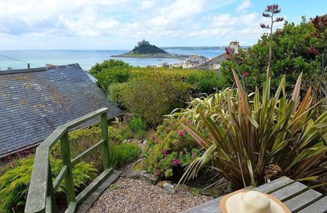 Castle View - Spacious Character Cottage, Panoramic Sea Views, Garden, Parking