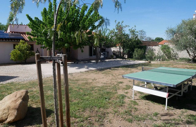 Catalan villa with large garden, quiet location, sea and mountains