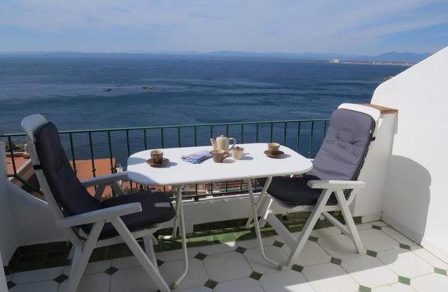CB. Semi-detached house with incredible sea view and community pool.