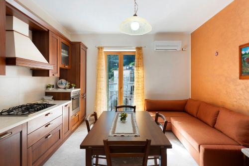 Ce Tour - Nonni's Lemon House