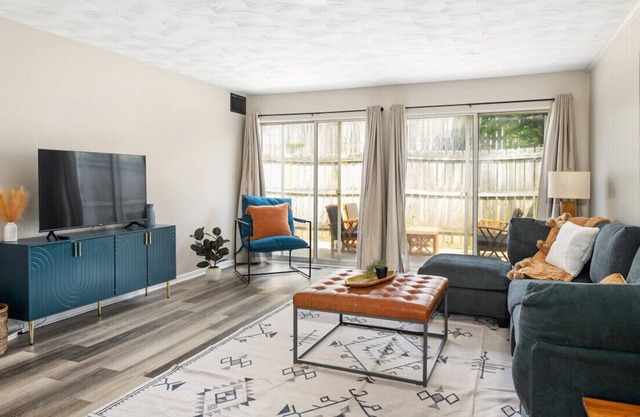 Cedar and Oak - 2 BR, One Story Apartment, King Beds, Private Patio