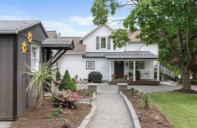 Cedar Grove Cottage: garden paradise on Seneca Lake wine trail