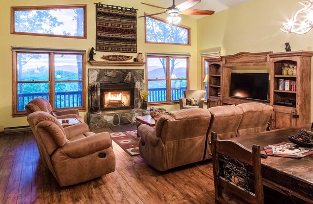 Cedar log home paradise w/mountain views - billiards and foosball