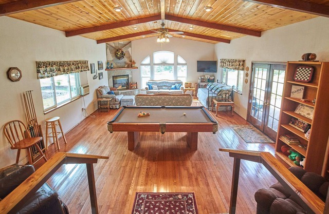 Cedar Meadow Escape- Pool table/Wifi/BBQ