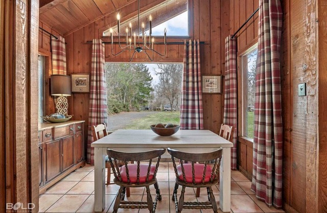 Cedar Wood Lodge w/Kayaks & Canoes, Outdoor Dining