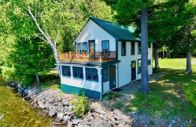 🐾Cedarcliff - One of a kind private location on the edge of Rangeley Lake, dog friendly