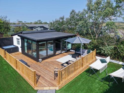 Cedars Lodge - Hot Tub - Penally - Tenby