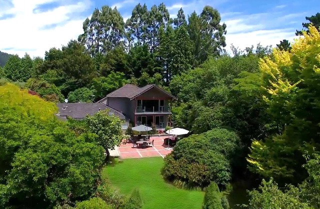 Centennial House Taupo, Boutique Lodge 21 guests, 9 Bedrooms & Amazing Gardens